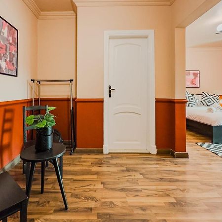 Distinct & Decent 2 Bdr Apt Steps From Nightlife And Airport Kairo Exterior foto